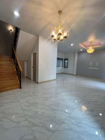 ให้เช่าบ้านใหม่ 3 ชั้น พร้อมเช่าทันที ทำเลทองใกล้​ MRT​ ถนนประชาชื่น ใกล้ทางด่วน บ้านอยู่ต้นซอยแค่​ 50​ เมตร