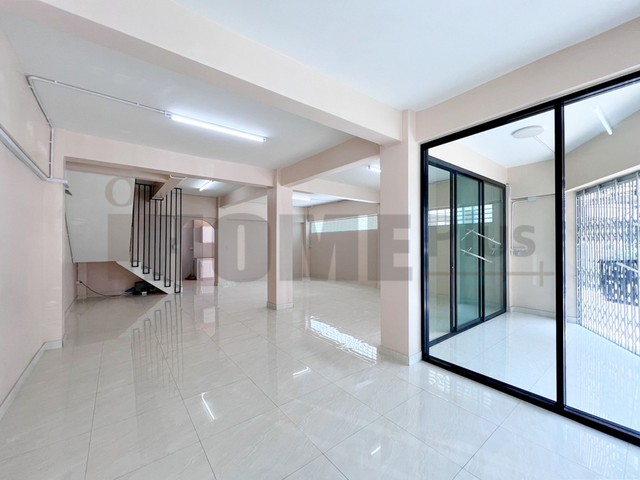 ขายอาคารพาณิชย์ 2 ชั้น 17.6 ตารางวา พระราม 3 เจริญราษฎร์ กรุงเทพฯ หลังมุมทำออฟฟิศได้