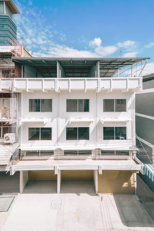 BS796 ขายอาคารพาณิชย์ ตึกแถว 3.5 ชั้น จรัญสนิทวงศ์66/1รีโนเวทใหม่ หน้าบ้านทิศใต้