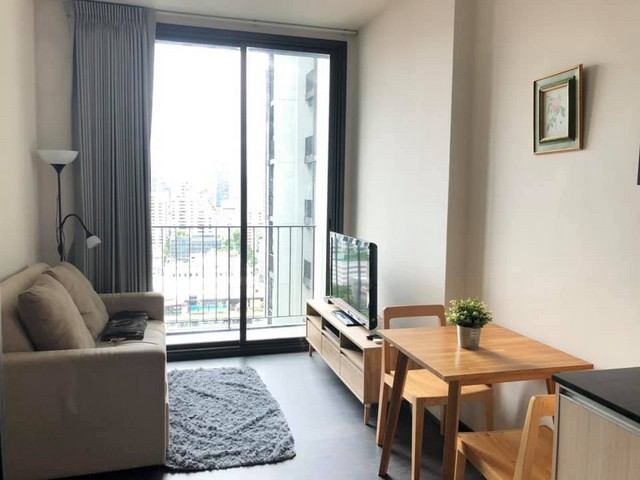 Edge Sukhumvit 23 safe quiet livable 15th floor BTS Asoke