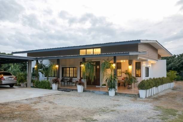 บ้านสวนสไตล์โมเดิร์นลอฟท์ ​บ้านเดี่ยวชั้นเดียว 3 นอน 4 น้ำ ระเบียงพักผ่อนหน้าบ้าน ​บรรยากาศเงียบสงบเหมาะสำหรับอยู่อาศัยพักผ่อน