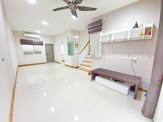 ย่านบางกรวย ให้เช่าบ้านทาวน์โฮม 2 ชั้น 25ตรว. 180ตรม.  BRT บางบำหรุ  3นอน 2น้ำ 1จอดรถ 4แอร์ HomePro ราชพฤกษ์ ปิ่นเกล้า