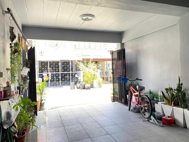 หมู่บ้านพระปิ่น 3ทาวน์เฮ้าส์ 2 ชั้น ต่อเติมห้องเพิ่มคุ้มแน่นอน แถม แอร์ 3 ตัว