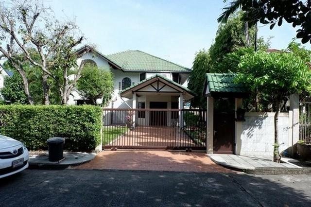 ให้เช่าบ้านเดี่ยว 2 ชั้น หมู่บ้านสัมมากร รามคำแหง 110 ที่ดิน 119 ตารางวา 6 ห้องนอน 4 ห้องน้ำ เฟอร์ครบพร้อมอยู่ ปากซอยมีแมคโคร 