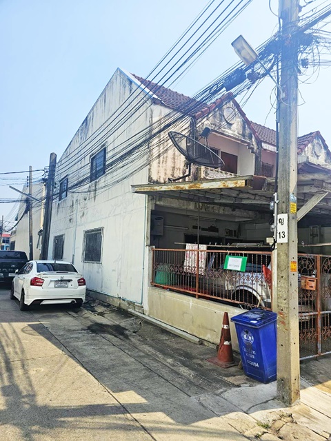 จอดรถได้หลายคัน ตลาดสดบ้านพรุ ติดเซ็นทรัล เวสต์วิลล์ ราชพฤกษ์c ให้เช่าทาวน์เฮาส์ 2 ชั้น หลังริม 20ตรว. 95ตรม. ทำเลดี 2นอน 2น้ำ 2แอร์ 2จอดรถ