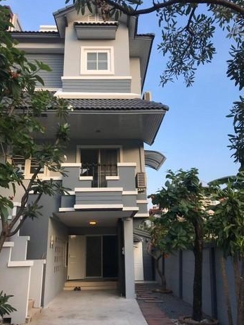  ให้เช่าและขายทาวน์โฮม 3.5 ชั้น ซอยประเสริฐมนูญกิจ29 หมู่บ้านเน็พปาร์ค ใกล้เลียบทางด่วน