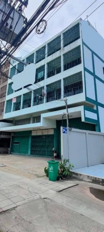 ให้เช่าอาคารพาณิชย์ 4 ชั้น พร้อมโกดัง บนเนื้อที่ 185 ตรว ริมถนนพระราม 3 ** จอดรถได้ 20 ถึง 30 คัน