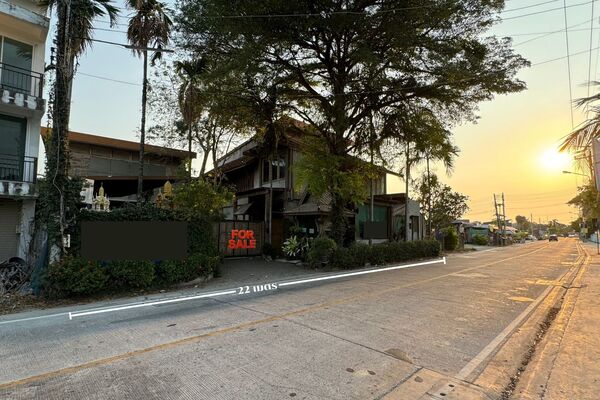 ขายด่วน! สำนักงานพร้อมคลังสินค้า ใจกลางเมือง สร้างด้วยไม้สักทั้งหลัง พร้อมดำเนินกิจการต่อทันทีทำเล : อ่างศิลา อำเภอเมือง จ.ชลบุรี หน้ากว้างติดถนน 22ม. ลึก 40ม.227 ตร.ว. พื้นที่ใช้สอย 700 ตร.ม. มีอาคารสำนักงาน และคลังสินค้าสามารถปรับปรุงเป็น ร้านอาหาร ,คาเฟ่ ,โรงแรม , หรือคลังสินค้ากลางเมืองรหัสทรัพย์ : M7724รายละเอียดทรัพ (Property detail)ประเภท : อาคาร Multi-Function spaceสูง : 2 ชั้นเนื้อที่ : 227 ต