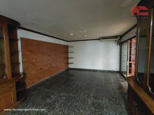 รายละเอียด  ขายบ้านเดี่ยวหรู 2ชั้นเนื้อที่ 92 ตร.ว พื้นที่ใช้สอย 280ตร.ม 5ห้องนอน 3ห้องน้ำเฟอร์ครบ ถนนรามคำแหง 118  ราคาขาย 15 ล้านบาท สถานที่สำคัญใกล้เคียง Ascot School  Mini BigC ปากซอยรามคำแหง 118  ตลาดสัมมากร Tops สุขาภิบาล 3  Paseo สุขาภิบาล 3  HomePro รามคำแหง  BigC รามคำแหง The Mall รามคำแหง  Makro ลาดพร้าว  ตลาดน้ำขวัญเรียม เมเจอร์ ฮอลิวูด รามคำแหง  BigC หัวหมาก  The Mall รามคำแหง  FoodLand  Mega บางนา  Ikea บางนา  สนง.เขตสะพานสูง  