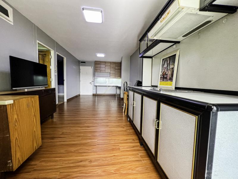 BHL533คอนโด โอปอลีนชาเลต์ ซ.พหลโยธิน51 ห้องสวย ตกแต่งใหม่ที่ตั้ง : ซอย พหลโยธิน 51 แขวงอนุสาวรีย์ เขตบางเขน กรุงเทพมหานคร 10220รายละเอียดบ้าน- เนื้อที่ 54 ตร.ม.- สูง 6 ชั้น อยู่ที่ชั้น 3 - 2 ห้องนอน 1 ห้องน้ำ- 1 ห้องครัว- ที่จอดรถ 1 คัน-  พื้นปาร์เก้ ประตูไม้สักทุกบาน- ฐานรองเตียง พร้อมที่นอนSlumberland 6ฟุต- ระเบียงทางทิศตะวันออก ติดสนามเทนนิส ลมเย็น-  บิ้วตู้เสื้อผ้า บิ๊วตู้หนังสือ บิ๊วโต๊