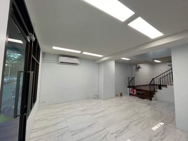 ให้เช่าโฮมออฟฟิศ 4 ชั้น ซ.รามคำแหง 53 ถนนลาดพร้าว  200 ตร.ม.6 ห้อง แอร์ 8 ตัว ที่จอดรถ 2 คัน ติดตั้งโซลาร์บนหลังคา