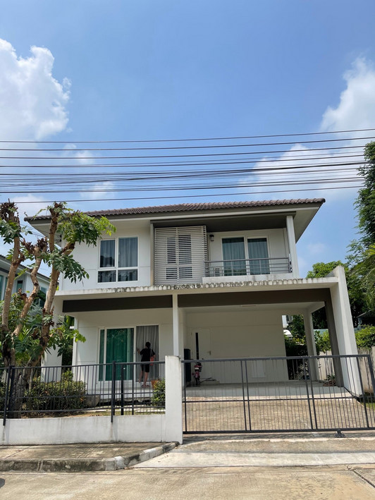 ขายบ้านเดี่ยว ม.พฤกษ์ลดา ประชาอุทิศ 90   อยู่ต้นโครงการ บ้านเดี่ยว 2 ชั้น เนื้อที่ 54.3 ตร.ว. พื้นที่ใช้สอย 164 ตร.ม.แบบบ้าน Type ใหญ่พิเศษ3 ห้องนอน 3 ห้องน้ำ ที่จอดรถในร่ม 2 คัน  แอร์ 4 ตัว บ้านหันหน้าทิศใต้​ หน้าสวน​ ห่างจากคลับเฮ้าส์เพียง50เมตรครัวบิ้วท์อิน ม่านblackoutทั้งหลัง เป็นม่าน 2 ชั้น วอลเปเปอร์ทั้งหลัง​ ต่อเติมลานซักล้างแล้วขาย  5,800,000 บาท โทร.แคท 088-818-1859Line: chatwaroon-katบริษัท วินเนอร