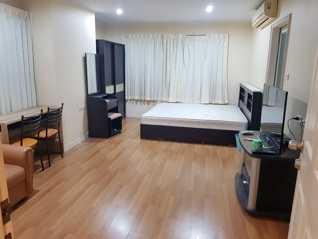 สนใจติดต่อ โทร. 094-9828979  หรือ Line ID: estatehenghengCode : RC23,S1,30-Aให้เช่า คอนโด Lumpini Place Ratchada-Thapra ลุมพินี เพลส รัชดา-ท่าพระ FL23 30ตรม สวย ใหญ่ ใหม่ ถูกมาก แค่7000 ทำเลดี ใกล้ BTS MRT เดอะมอลล์ท่าพระคอนโดสวย ชั้น 23 พื้นที่ใช้สอยเยอะมาก กว้างขวาง ไม่อึดอัด กว่า 30 ตรม. มี 1 ห้องนอน 1 ห้องน้ำ  พื้นที่นั่งเล่น 1 ห้องครัว มีระเบียง วิวสระว่ายน้ำตกแต่งครบครัน พร้อมอยู่ - เครื่องใช้ไฟฟ้าอย่างดี  :  แอร์ , LED TV, ตู้เย็น, ไมโค