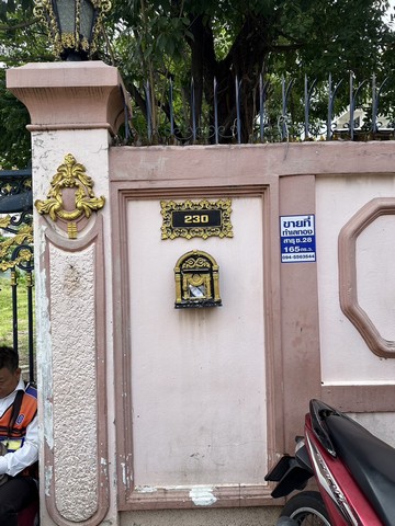 ขายที่ดิน 165 ตารางวา เจ้าของขายเอง สาธุประดิษฐ์ซอย 28 แขวงบางโพงพาง เขตยานนาวา กรุงเทพมหานคร ที่ตั้ง : สาธุประดิษฐ์ซอย 28 แขวงบางโพงพาง เขตยานนาวา กรุงเทพมหานคร 10120https://maps.app.goo.gl/oC1DxWiTTCwLhHMx6ขนาดพื้นที่  : 165 ตารางวารายละเอียดสวยถมดินไว้ให้เรียบร้อยแล้วหน้ากว้าง 25 เมตรลึก 27 เมตรติดต้นถนนสองด้านส่วนค่าใช้จ่ายอย่างอื่นทีกรมที่ดิน คนขายกับคนซื้อออก คนละครึ่งรับรองรถไม่ติดแ