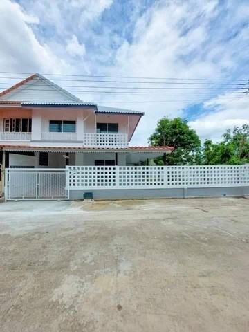 ขายบ้านหลังริมทุ่งนา มีสวน อารมณ์บ้านเดี่ยว บรรยกาศดี โครงการพฤกษา 3  บนถนน ซอยวัดลาดปลาดุก อำเภอบางบัวทอง จังหวัดนนทบุรี ที่ตั้ง : บ้านพฤกษา 3 ซ.วัดลาดปลาดุก ตำบลบางคูวัด อำเภอบางบัวทอง จังหวัดนนทบุรีhttps://goo.gl/maps/smpA5JH8USDBfgYa8ขนาดพื้นที่  : 41.7  ตารางวา รายละเอียดขายบ้านพฤกษา 3  ลาดปลาดุก บ้านสวน ริมทุ่งนา 2ชั้น  ชอย 120 เลขที่ 50/29413 นอน 2 น้ำ 3 จอดรถรีโนเวทใหม่ทั้งหลัง-ตกแต่งใหม่สว