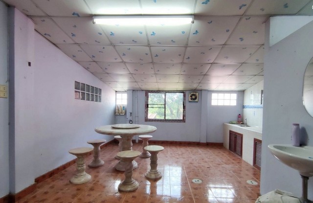 ขายอาคารพานิช 2 ชั้นครึ่ง  ที่ตั้ง ตำบลบางระจัน  อำเภอค่ายบางระจัน  จังหวัดสิงห์บุรี