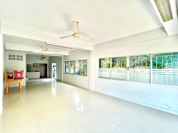 รายละเอียดทั้งหมด : ขายอาคารพาณิชย์ 3 ชั้น มบ.บ้านพิบูลย์ โพธิ์แก้วซอย4 รีโนเวทพร้อมอยู่ ใกล้สวนสาธารณะรหัสทรัพย์ : M-7757ที่ตั้ง : โครงการ บ้านพิบูลย์ โพธิ์แก้วซอย4ประเภททรัพย์ : อาคารพาณิชย์ 1 ห้องเนื้อที่ : 17 ตารางวาพื้นที่ : 197 ตารางเมตรทิศ : ตะวันออกเฉียงเหนือหน้ากว้าง : 4 เมตร ลึก : 18 เมตรจำนวนห้อง : 2 นอน  2 น้ำ 1 ครัวที่จอด : 1 ที่จอดจุดเด่น : ใกล้สวนสาธารณะ / เข้าออกได้หลายเ