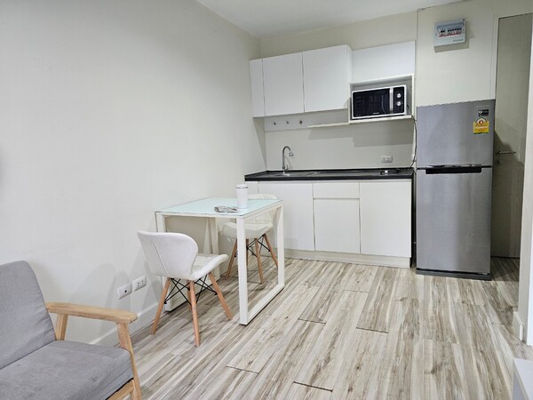 รหัสทรัพย์ : M-5733ที่ตั้ง : S9 Condo บางบัวทอง นนทบุรี คอนโดสูง24ชั้นประเภททรัพย์ : คอนโด ชั้น2พื้นที่ : 26.34sq.mหน้ากว้าง : 4.6 เมตร ลึก : 4.4 เมตรจำนวนห้อง : 1นอน 1น้ำ 1นั่งเล่นที่จอด : 1 ที่จอดรายการแถม : แอร์ 2 เครื่อง / เฟอร์นิเจอร์บิ้วอิน / เตียง+ฟูก / โต๊ะทานอาหาร / โซฟา / ทีวี / ไมโครเวฟ / โต๊ะเครื่องแป้ง / ตู้เสื้อผ้าสถานที่ใกล้เคียง :– Central Westgate– ตลาดสดบางใหญ่– Decathlon บางใหญ่– Big C บางใหญ่– รพ.เกษมราษ