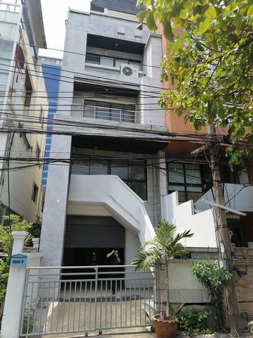 [B962]ให้เช่า 35k ทาวน์โฮม Office 4 ชั้นเล่นระดับ  มีดาดฟ้า Roof Top พร้อมหลังคา  พระราม 9 ซอย 15  เหมาะทำสำนักงาน และอยู่อาศัย ทาวน์โฮม  4 ชั้น 30 ตร.วา พื้นที่ใช้สอย 400 ตารางเมตร 6 ห้องอเนกประสงค์ 5 ห้องน้ำ  1 ห้อง Pantry 1 ห้องแม่บ้าน  1 ห้อง Storage พื้นที่ซักล้างหลังบ้าน  พื้นที่พักผ่อน@ Roof Top พร้อมหลังคา  จอดรถในบ้านได้ 2-3 คัน (หน้าบ้านอีก 1 คัน) ไม่มีค่าส่วนกลาง, พื้นปูด้วยหินอ่อนอย่างดี ชั้นบนสุดเป็�