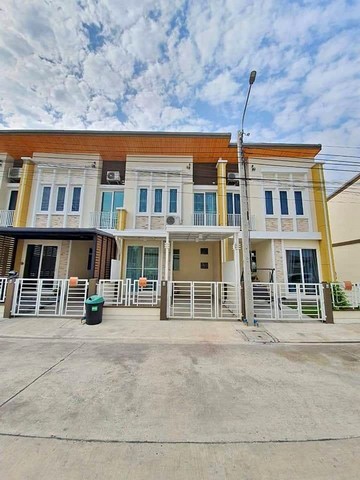 [B961]ให้เช่า 20k ทาวน์โฮม  โกลเด้นทาวน์ เฉลิมพระเกียรติ-สวนหลวง ซอย เฉลิมพระเกียรติ ร. 9 ซอย 30 แยก 14 แขวง ดอกไม้ เขต ประเวศทาวน์โฮม 2 ชั้น 17 ตร.วา พื้นที่ใช้สอย 100 ตร.ม 3 ห้องนอน 2 ห้องน้ำ 1 ที่จอดรถมีหลังคาหน้าบ้านรูปตัวแอล และมีระแนงทั้ง 2 ด้าน ต่อเติมครัวหลังบ้านเครื่องดูดควันและเตาแก๊สบิ้วอินและอุปกรณ์เครื่องครัว  บ้านหันหน้าไปทางทิศเหนือ เหล็กดัดมุ้งลวดทั้งหลัง ติด�