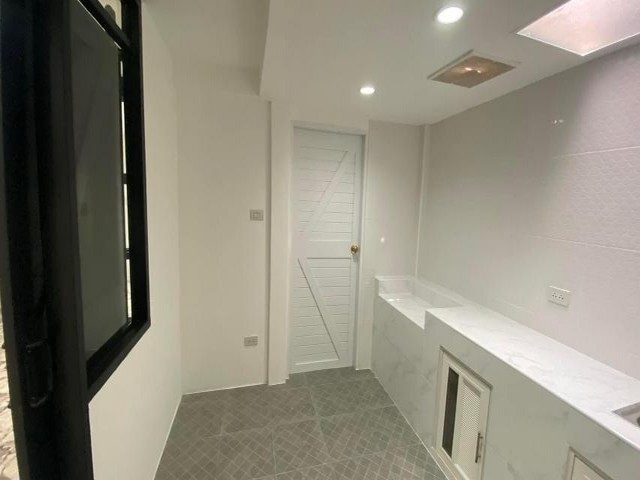 PB3972 ขายทาวน์เฮ้าส์ 2 ชั้น รีโนเวทใหม่ ขนาด 21 ตรว. ซอยรามอินทรา 65 แยก 2 หน้าบ้านทิศเหนือ ใกล้ แฟชั่นไอส์แลนด์ เดอะ พรอมานาด