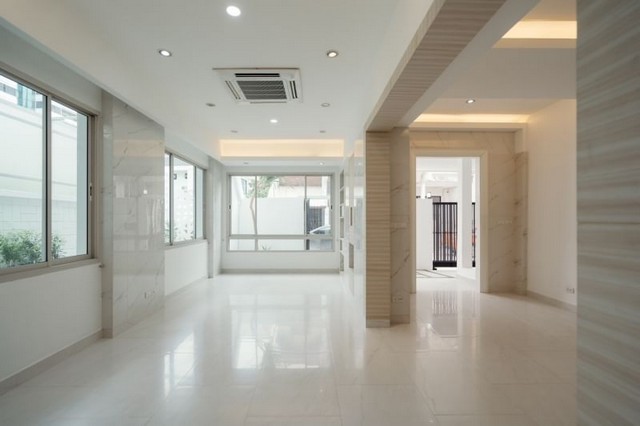 ขาย Townhome 3 ชั้น 48 ตร.วา ซอยสุขุมวิท 15 ทำเลดี เพียง 1 นาทีถึง โรงเรียนนานาชาติ NIST และ 5 นาที ถึง BTS อโศก พร้อมย้ายเข้าอยู่ได้เลย