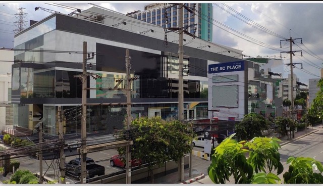  ให้เช่าโชว์รูม ่พร้อมลิฟต์และบรรไดเลื่อน ริมถนนรัชดาภิเษก การเดินทางสะดวกใกล้MRT-ลาดพร้าวและMRT-รัชดาภิเษก 