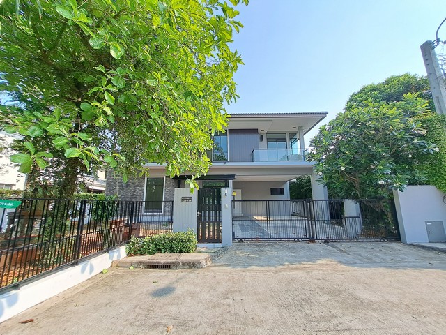   รายละเอียดเพิ่มเติม Code ID : BB 3228  ราคาขาย 12,350,000  บาท- ขนาดพื้นที่ :   85.3 ตร.ว.- จำนวนห้อง :  4 ห้องนอน 3 ห้องน้ำ - ที่จอดรถ :    1   คันพิกัดทรัพย์ : https://maps.app.goo.gl/WB5MxadbxvucsZjt7    สถานที่ใกล้เคียง- ใกล้ตลาดวงศกร ส่วนห้างสรรพสินค้าใกล้ๆ- ใกล้ตรงเส้นสายไหมมี Big C market เส้นสุขาภิบาล 5 มี - ใกล้Big C Market, Tesco Lotus เส้นรามอินทรามี Central รามอินทรา- ใกล้Big C, Fashion Island เส้นพหลโยธินมี Tesco Lotus, Big C สอบถามเพิ่มเติม/นัดชมโทร. 097-419-5982(พลอย)โทร. 096-93