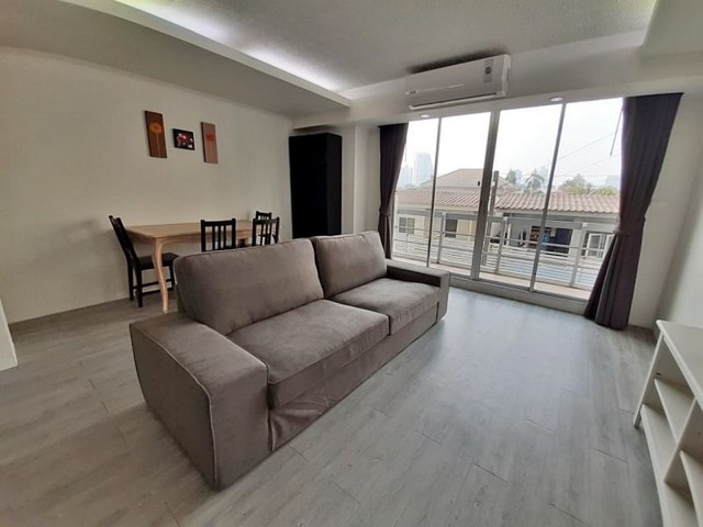 The Waterford Sukhumvit 50, clean, safe, convenient, 6th floor, BTS On Nut.***Service for selling/renting houses, condos and giving advice. If interested, contact at any time***Interested in additional details or pictures or making an appointment to see the room?You can contact Ekachai (Aui).T. 089-799-5598Line ID: @auiauiaui001 (add @ in front)-------------------------------------------------- ------------Room type: 2 bedrooms, 2 bathroomsSize 95 sq m., 6th floor, Building 3Clean room, beautifully decorated, ready to move in.details-------------------------------------------------- ------------Rental price: 25,000 baht per month-------------------------------------------------- ------------*Facilities worth using– Lobby- swimming pool– Fitness– Relaxation garden-------------------------------------------------- ------------*Nearby important places (Based on information from Google Map)1. Tesco Lotus On Nut2. Big C On Nut3. Emporium5. Bangkok University, Kluaynamthai6. Wales Inte