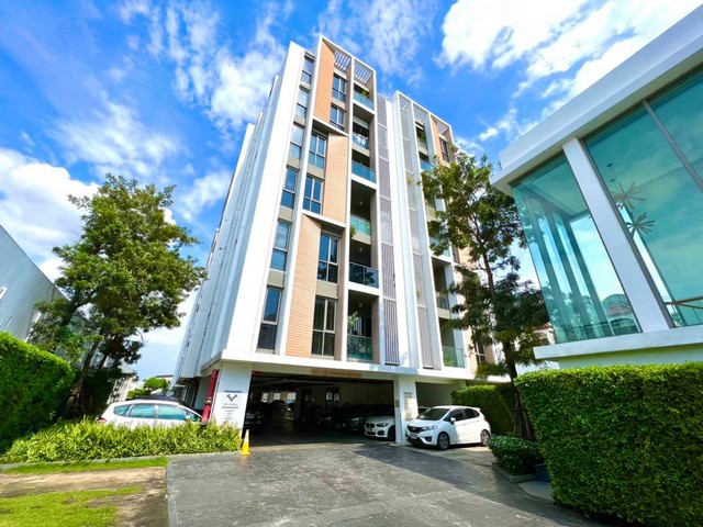   รายละเอียดเพิ่มเติม Code ID : BG 2393  ราคาขาย 2,380,000  บาท- พื้นที่ใช้สอย :   28.3 ตารางเมตร- จำนวนห้อง :   1 ห้องนอน 1 ห้องน้ำ - ชั้น :  6- อาคาร : A พิกัดทรัพย์ : https://maps.app.goo.gl/HKC6jHsUG7NFFQnk7    สถานที่ใกล้เคียง- ใกล้ตลาดวังหิน , ตลาดโชคชัย 4- ใกล้ โลตัส วังหิน , The Jas , เมเจอร์ รัชโยธิน - ใกล้ Central ลาดพร้าว , ยูเนี่ยน มอลล์ , The Crystal , Central Eastville- ใกล้มหาวิทยาลัยราชภัฎจันทรเกษม , รพ.เปาโล สอบถามเพิ่มเติม/นัดชมโทร. 097-419-5982(พลอย)โทร. 096-932-46