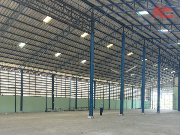 รายละเอียด  ให้เช่าอาคารโรงงาน/โกดังเนื้อที่ 1ไร่2งาน พื้นที่ 2,400ตร.ม  ออฟฟิศ ไฟฟ้าสามเฟส อำเภอสามโคก จังหวัดปทุมธานี ราคาเช่า 144,000 บ/ด โรงงานให้เช่าให้เช่าโกดังอยู่อำเภอสามโคกจังหวัดปทุมธานีเนื้อที่หนึ่งไร่สองงานพื้นที่ใช้สอย 2,400 ตารางเมตรมีออฟฟิศสองชั้นไฟฟ้าสามเฟสมีห้องน้ำแยกชายหญิง-มีห้องครัวมีลานจอดรถ -พื้นรับน้ำหนักได้ 3 ตันต่อตารางเมตรสามารถทำโรงง