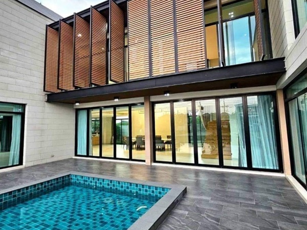 ขายบ้านเดี่ยวหรู 2ชั้นสระว่าน้ำในตัวเนื้อที่ 1ร่ 1งาน พื้นที่ใช้สอย 900ตร.ม 3ห้องนอน 5ห้องน้ำเฟอร์ครบ ถนนรามอินทรา มีนบุรี ราคาขาย 69ล้านบาท