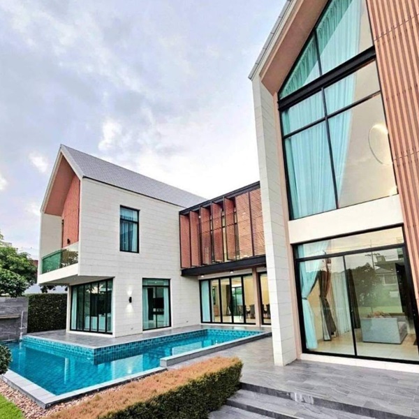 ขายบ้านเดี่ยวหรู 2ชั้นสระว่าน้ำในตัวเนื้อที่ 1ร่ 1งาน พื้นที่ใช้สอย 900ตร.ม 3ห้องนอน 5ห้องน้ำเฟอร์ครบ ถนนรามอินทรา มีนบุรี ราคาขาย 69ล้านบาท ตามหาเจ้าของใหม่กับบ้านหรูสไตล์nordic กับเนื้อที่ที่กว้างถึง  600 ตรว.พื้นที่ใช้สอยกว่า  900 ตรม.มาพร้อมบ้านเลขที่  99  พร้อมสระว่ายน้ำ   3ห้องนอน  5 ห้องน้ำ 2 ห้องนั่งเล่น  สนามหญ้าหน้าบ้านขนาดใหญ่ อีกทั้งอาคารจอดรถพร้อมแยกห้องแม่บ้าน