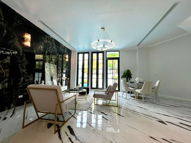 สนใจนัดชมหรือ ขอข้อมูลเพิ่มเติมได้ที่ติดต่อ: คุณจอย ดลดากรTel : 099-394-4956ID line : realtor4956 คลิก https://line.me/ti/p/AYZL4SLc2K________________________________________ให้เช่าบ้านเดี่ยวทรงสูงสุดหรู 3 ชั้น 412 ตารางเมตร บ้านหรูพร้อมลิฟต์ บนทำเลใจกลางเมือง ซอยสุขุมวิท 67 ห่างจากหน้าซอยเพียง 500 เมตร สามารถดัดแปลงเป็นออฟฟิศ เดิน 7 นาทีถึง BTS ใกล้ทางขึ้นลงทางด่วนเช่าบ้านหรูสุขุมวิท เช่าออฟฟิตสุดหรู หาบ้านเช่าเอกมัยราคาเช่า สุ