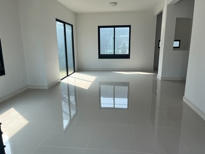 สภาพใหม่เหมือนบ้านมือ1​ บ้านเดี่ยวย่านบางบ่อ!! ราคาดีที่สุดในโครงการ หมู่บ้านบุราสิริ​ บางนา กม.26 บ้านเดี่ยว 60.6 ตร.วา. .Google Maps: https://maps.app.goo.gl/2caAwXpCjVYooVk57.Burasiri​ Bangna​ Km.26- บ้านเดี่ยว 60.6 ตร.วา- สภาพใหม่เหมือนบ้านมือ1- พื้นที่ใช้สอยบ้าน 139 ตร.ม- 2 ชั้น 3 ห้องนอน 3 ห้องน้ำ- หมู่บ้าน เงียบสงบ- ใกล้แหล่งจ้างงาน- ไม่เคยมีคนอยู่.**ขายในราคาเพียง 6,250,000 บาท เท่านั้น!!**บ้านพื้นที่ขนาดนี้ในละแวกนี้ ราคานี