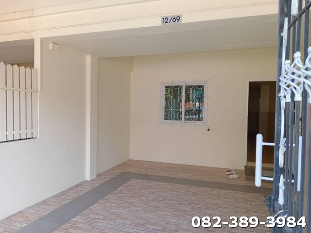 ขายทาว์นโฮมปรับปรุงใหม่ทั้งหลัง ใกล้ตัวเมือง พร้อมอยู่ เข้าซอยจากถนนเส้นหลักสันกำแพงสายเก่าเพียง 250 เมตร