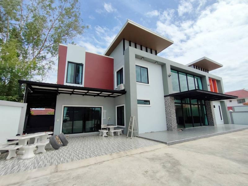 ขาย.. !! บ้าน สำนักงานออฟฟิศ สุดหรู ห้วยใหญ่พัทยาลดราคาจาก  27.9 ล้าน เหลือเพียง 24.9 ล้านใกล้มอเตอร์เวย์ 2.3 กม.  3 นาทีสนใจโทรTel 096 643 6655  096-6436655ไลน์ : trixbrandรายละเอียดทรัพย์- ขนาดที่ดิน 370 ตร.วา.พื้นที่ใช้สอย 593 ตรม.- วัสดุทุกอย่างและโครงสร้างคุณภาพพรีเมี่ยมเกรด- ถนนหน้าบ้านกว้างประมาณ 8 เมตร- หันหน้าไปทางทิศเหนือพึ่งรีโนเวทใหม่- จอดรถได้ 20 คัน ++ _____________________5 ห้องนอน 5 ห้องน้ำ 1 ประชุม 1 ห้องม�