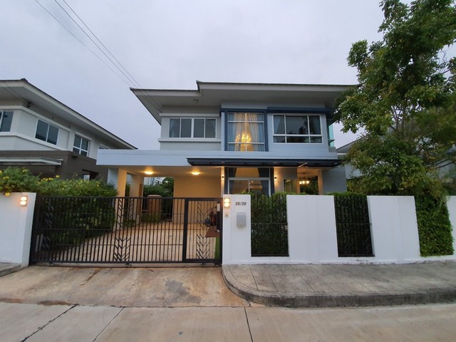 ขายบ้านเดี่ยว 2 ชั้น หมู่บ้าน วารีโอ สุวรรณภูมิ (Vario Suvarnabhumi) แบบ Double Volume ใกล้สนามบินสุวรรณภูมิ ใกล้ ม.พระจอมเกล้าลาดกระบัง เดินทางไป Mega Bangna สะดวกขายเพียง 4.99 ล้านบาท เท่านั้นที่ตั้ง : หมู่บ้านวารีโอ สุวรรณภูมิ ถ.ศรีวารีน้อย ซ.ลาดกระบัง 54 ต.ศรีษะจรเข้น้อย อ.บางเสาธง จ.สมุทรปราการพิกัด : https://maps.app.goo.gl/W2MNKP9AmBVyQZNGA- ประเภท : บ้านเดี่ยว- สูง : 2 ชั้น- เนื้อที่ : 50.8 ตร.วา- พื้นที่ใช้สอย : 164 ตร.ม.- เลขที่�