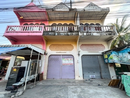 For rent, 2 and a half story building, next to the main road, Lippa Noi zone.Beautiful building with spacious usable space suitable for all types of businesses.You can rest at the top. Anyone looking for a good location to do business should not miss it..1 bedroom, 2 bathroomsOffice space or opening another businessThe back has a wide area + kitchen..Rental price starts at only 8,500 baht..Location: Lippa Noi Subdistrict, Koh Samui District, Surat Thani Province.Near Koh Samui School, Raja Pier, Blue MarketKoh Samui Hospital, Nathon Pier, only 5 minutes away..If interested, contact/ask for more information.Tel. 061-656-4562 Khun Pang089-633-1978 Khun Pan.#Commercial building for sale #Good location #Koh Samui #Promotion#Good price #Building for rent, good location #Building for rent on Koh Samui