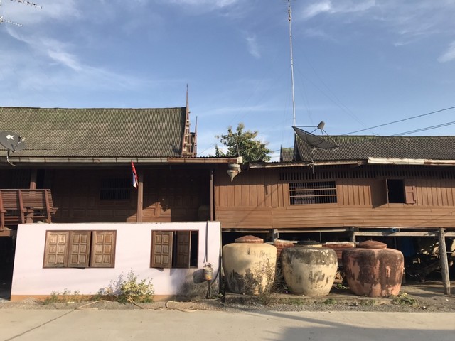 รายละเอียดเพิ่มเติมCode ID : PAP-3-0409ราคาขาย     1,300,000 บาท- ขนาดพื้นที่ :  304 ตร.ว (3 งาน / 4 ตร.ว)- พื้นที่ใช้สอย :    606 ตรม- จำนวนห้อง : - ห้องนอน - ห้องน้ำ- ที่จอดรถ :     1-2 คัน- บ้านไม้ใต้ถุนสูง  : 1 ชั้น- บ้านไม้ใต้ถุนสูงหันไปทางทิศ : -พิกัดทรัพย์ :    https://maps.app.goo.gl/VSY7T5t3MzR18hkt9สถานที่ใกล้เคียง- ใกล้ตลาดเช้า-เย็น จรเข้สามพัน- ใกล้ซีเจ ซูเปอร์มาร์เก็ต สาขาจรเข้สามพัน- ใกล้โรงเรียนบ้านจรเข้สามพัน- ใกล้โรงพยาบาล�