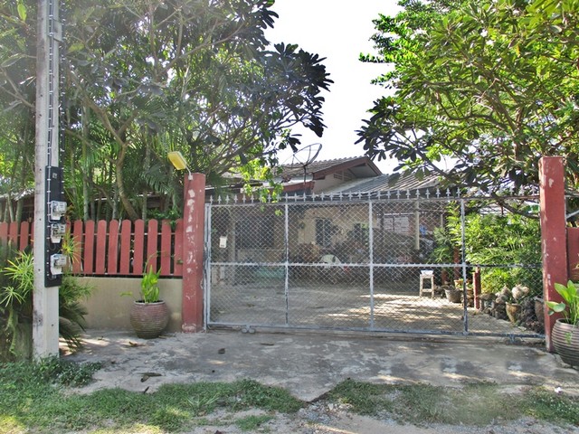 รายละเอียดเพิ่มเติมCode ID : PAP-5-0087 ราคาขาย    777,000 บาท- ขนาดพื้นที่ :  117 ตร.ว (1 งาน / 17 ตร.ว) - พื้นที่ใช้สอย :   276.75 ตรม- จำนวนห้อง : - ห้องนอน - ห้องน้ำ- ที่จอดรถ :   1-2 คัน- บ้านเดี่ยว  :    1 ชั้น- บ้านเดี่ยวหันทางทิศ : -พิกัดทรัพย์ :     https://maps.app.goo.gl/JgNqGrvVffkjiQLh6สถานที่ใกล้เคียง- ใกล้วัดคีรีทรงธรรม- ใกล้วัดกํามะเชียร- ใกล้ตลาดเช้าท่าช้าง- ใกล้วัดเขาเขียวพนารามสอบถามเพิ่มเติม/นัดชมโทร. 097-419-5982(พลอย)โทร. 096-932-4624(ออม�