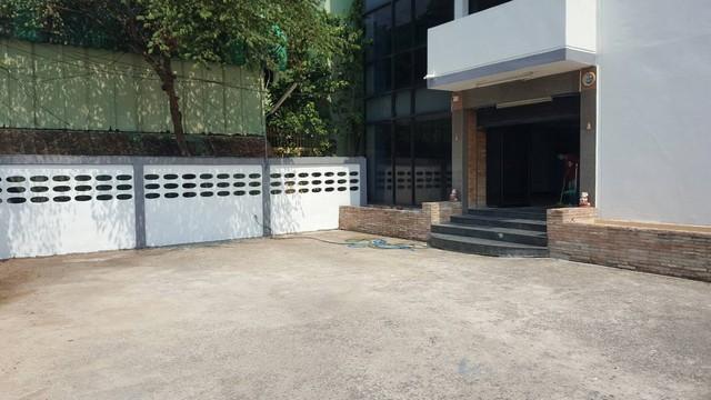 ให้เช่าสำนักงาน4ชั้น 440 ตร.ม.ย่านดอนเมืองถนนวิภาวดีรังสิตจอดรถได้หลายคันใกล้สนามบินดอนเมือง