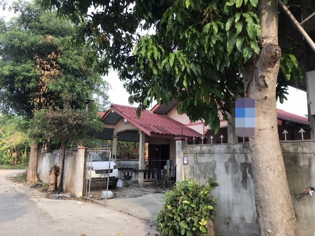 รายละเอียดเพิ่มเติมCode ID : PAP-7-0170  ราคาขาย          1,200,000 บาท- ขนาดพื้นที่ :   144.50 ตร.ว (1 งาน / 44.50 ตร.ว)- พื้นที่ใช้สอย :  281 ตรม- จำนวนห้อง : - ห้องนอน - ห้องน้ำ- ที่จอดรถ :   1-2 คัน- บ้านพร้อมที่ดินและสิ่งปลูกสร้าง  :   1 ชั้น- บ้านพร้อมที่ดินและสิ่งปลูกสร้างหันทางทิศ : -พิกัดทรัพย์ :    https://maps.app.goo.gl/DdWkm2V3v2FiHY3u5สถานที่ใกล้เคียง- ใกล้วัดสิงห์สุทธาวาส- ใกล้วัดหน้าพระธาตุ- ใกล้โรงเรียนชุมชนวัดพระนอนจักรสี- ใกล้�