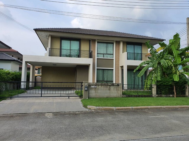 ให้เช่า บ้านเดี่ยว 2 ชั้น โกลเด้น วิลเลจ บางนา-กิ่งแก้ว Golden Village Bangna-Kingkaew 65 ตร.ว หลังมุม 4นอน 3น้ำ ใกล้สนามบินสุวรรณภูมิบ้านพร้อมอยู่ ทำเลดี ตรงข้ามไม่ตรงกับบ้านใคร อยู่ถนนเมน ต้นซอยเนื้อที่ 65 ตร.ว. พื้นที่ใช้สอย 200 ตรม. บ้านหลังมุม4 ห้องนอน, 3 ห้องน้ำ, 1 ห้องโถง, มีห้องแม่บ้านพร้อมห้องน้ำแยกอยู่นอกบ้าน จอดรถได้ 2 คันเฟอร์นิเจอร์ครบครันเครื่องใช้ไฟฟ้า ทีวี,ตู้เย็น,แอร์,ไมโค