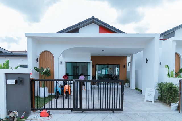 ขายบ้านเดี่ยว โครงการ The Best บ้านเดี่ยว หัวอิฐ อำเภอเมืองนครศรีธรรมราช โทร : 0817973351 บ้านเดี่ยวใจกลางเมือง บนทำเลใจกลางเมืองใกล้ แขวงทางหลวงนครศรีฯ ตลาดหัวอิฐ ห้างแม็คโคร โรงเรียนเบญจมราชูทิศ ราคาเริ่มต้น  2.59 ล้านบาทรายละเอียด- 2 ห้องนอน 2 ห้องน้ำ 2 ที่จอดรถ- พื้นที่ใช้สอย 116 ตารางเมตร - ขนาดที่ดิน 41-43 ตารางวา**บริการสินเชื่อธนาคารสถานที่ใกล้เคียง- แขวงทางหลวงนครศรีฯ - ต