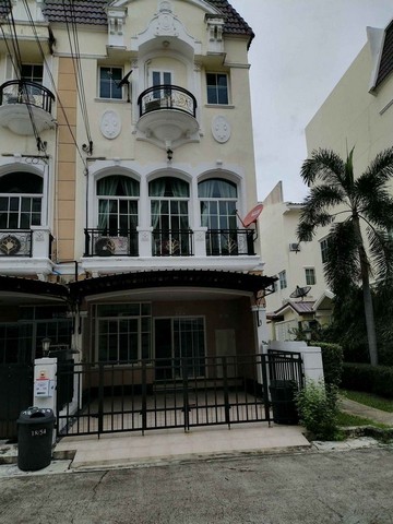 ให้เช่าทาวโฮม3 ชั้น หลังมุม ใกล้มหาลัยสแตมป์ฟอร์ด  ย่านพระราม9 เลียบด่วนมอเตอร์เวย์ 