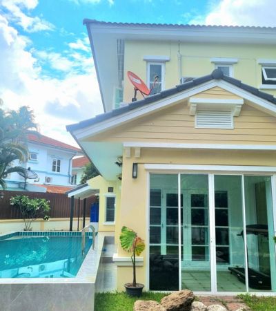 ติดต่อ หลิน 088 598 6998 Line ID: positive.agขาย 9.5 ลบ.* (ต่ำกว่าราคาประเมิน)พูลวิลล่า 2 ชั้น ในหมู่บ้านมัณฑนา โครงการ Land & Houseใกล้กาดฝรั่งวิลเลจตัวบ้านรีโนเวทใหม่หมดทั้งหลังพร้อมเฟอร์นิเจอร์และเครื่องใช้ไฟฟ้าครบ.7 ห้องนอน , 6 ห้องน้ำ 2 ห้องรับแขก 1 ห้องครัว 1 โซนรับประทานอาหาร 1 ห้องนั่งเล่น 2 สวนหย่อม.พื้นที่ใช้สอย 400 ตร.มพื้นที่ดิน 131 ตร.วสระว่ายน้ำระบบเกลือบ่อปลา พร้อมระบบกรอง .พร้อมเครื