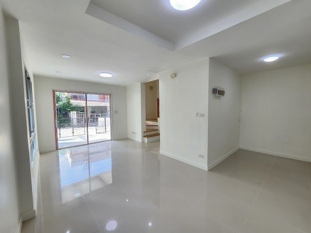 หมู่บ้าน ชวนชื่น เพชรเกษม81 หลังมุม บ้าน 2 ชั้น 28.8 ตารางวา