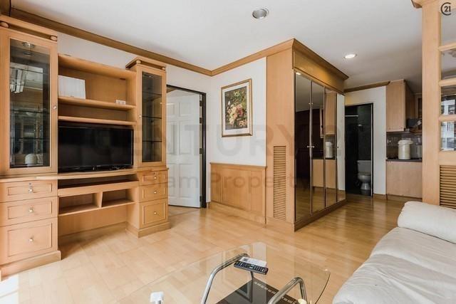 MT15 ขาย เช่า คอนโด กรีนพอยด์ สีลม fully furnished ใกล้ BTS ช่องนนทรีและศาลาแดง: ติดต่อ :เม 084-592-8945เอมมี่ 061-895-9195ก้อง 095-478-7456line ID : kong.plให้เช่า 25,000 บาท / เดือน ( ขาย 6,900,000 บาท )MT15 *** ขาย หรือ ให้เช่า ***คอนโด พื้นที่ 70 ตารางเมตร ชั้น 5 อาคาร 1จำนวน 2 ห้องนอน 2 ห้องน้ำ 1 ห้องรับแขก fully furnished ใกล้ รถไฟฟ้า BTS ช่องนนทรีและศาลาแดง: สถานที่สำคัญใกล้เคียง :1. Silom Complex2. Villa Market Silom3. โรงพยาบาล Bangkok Christianคอนโดอยู่ติดกับตลาด,7-elevent,Family mart,Max value: สิ่