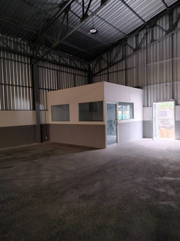 ให้เช่าคลังสินค้า นิคมอุตสาหกรรม ลาดกระบัง พื้นที่ 1,300 ตารางเมตร ที่จอดรถ บริเวณหน้าอาคาร เทเลอร์เข้าจอดได้